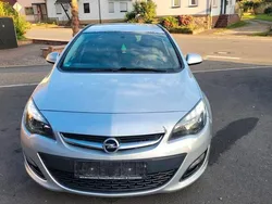 Grün Gebraucht 2013 Opel Astra Kombi | 2.300 € (Guter Preis)
