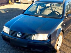 Blau Gebraucht 2002 VW Bora Kombi | 2.500 € (Etwas zu teuer)