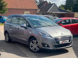 Grau Gebraucht 2016 Peugeot 5008 Allure Van / Kleinbus | 7.250 € (Fairer Preis)