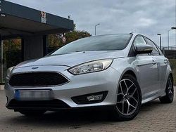 Schwarz Gebraucht 2015 Ford Focus Limousine | 6.500 €