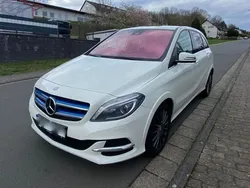 Weiß Gebraucht 2015 Mercedes B250e Style Van / Kleinbus | 10.999 €