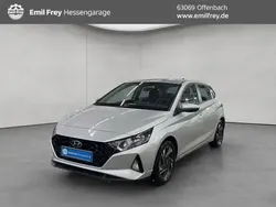 Sleek silver metallic Gebraucht 2023 Hyundai i20 Trend Kleinwagen | 18.350 € (Fairer Preis)