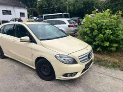 Hellelfenbein Gebraucht 2014 Mercedes 180 Limousine | 3.750 €