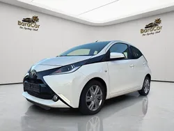 Weiß Gebraucht 2015 Toyota Aygo X-play Kleinwagen | 6.900 € (Fairer Preis)