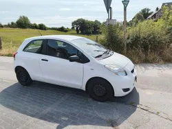 Weiß Gebraucht 2010 Toyota Yaris Cool Limousine | 4.900 € (Etwas zu teuer)