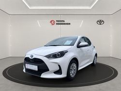 Schneeweiß Gebraucht 2023 Toyota Yaris Hybrid Basis Limousine | 19.770 € (Fairer Preis)