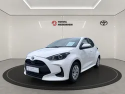 Schneeweiß Gebraucht 2023 Toyota Yaris Hybrid Basis Limousine | 19.888 € (Fairer Preis)