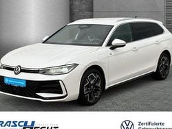 Oryxweiß perlmutteffekt Gebraucht 2025 VW Passat R-line Kombi | 44.970 € (Superpreis)
