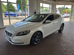Weiß Gebraucht 2016 Volvo V40 Ocean Race Kombi | 11.950 € (Fairer Preis)