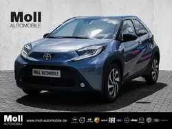 Celestite grey (1k3)/ black mi Gebraucht 2024 Toyota Aygo Pulse Kleinwagen | 17.790 € (Fairer Preis)
