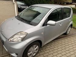 Silber Gebraucht 2008 Daihatsu Sirion Kleinwagen | 2.948 € (Fairer Preis)