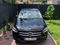 Schwarz Gebraucht 2019 Mercedes B180 Van / Kleinbus | 22.490 € (Fairer Preis)