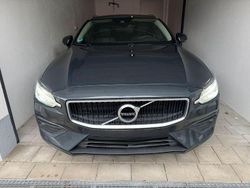 Grau Gebraucht 2019 Volvo V60 Momentum Kombi | 22.000 € (Teuer)