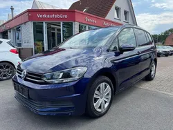 Blau Gebraucht 2017 VW Touran Trendline Van / Kleinbus | 14.490 € (Fairer Preis)