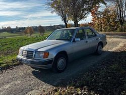 Silber Gebraucht 1991 Mercedes E250 Limousine | 4.200 €