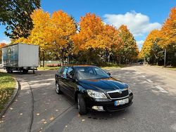 Schwarz Gebraucht 2011 Skoda Octavia Kombi | 8.450 € (Fairer Preis)