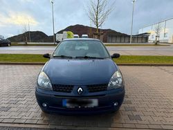Blau Gebraucht 2004 Renault Clio II Kleinwagen | 1.600 € (Guter Preis)