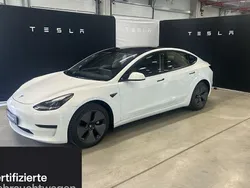 Weiß Gebraucht 2021 Tesla Model 3 Limousine | 25.400 €