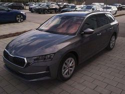Graphitegrau metallic Gebraucht 2024 Skoda Octavia Selection Kombi | 29.590 € (Superpreis)