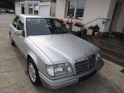 Silber Gebraucht 1993 Mercedes E200 Limousine | 7.770 €