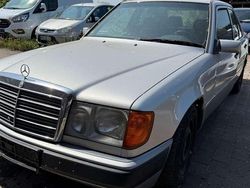 Silber Gebraucht 1992 Mercedes E220 Limousine | 2.000 €