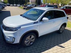 Cool white pearl metallic Gebraucht 2023 Suzuki Vitara Comfort SUV | 21.590 € (Fairer Preis)
