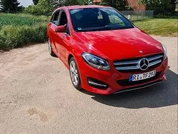 Rot Gebraucht 2016 Mercedes B180 Van / Kleinbus | 14.000 € (Guter Preis)