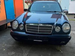 Blau Gebraucht 1998 Mercedes E240 Kombi | 2.150 € (Fairer Preis)