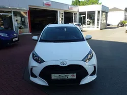 Weiß Gebraucht 2022 Toyota Yaris Comfort Limousine | 16.900 € (Fairer Preis)