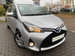 Grau Gebraucht 2016 Toyota Yaris Hybrid Edition-S Limousine | 10.890 € (Guter Preis)