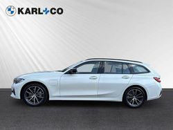 Weiss Gebraucht 2021 BMW 330e Sport Line Kombi | 28.698 € (Fairer Preis)