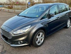 Grau Gebraucht 2018 Ford S-MAX Titanium Van / Kleinbus | 17.400 € (Teuer)