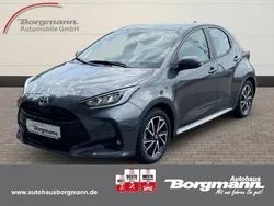 Grau Gebraucht 2022 Toyota Yaris Hybrid Team Limousine | 18.950 € (Guter Preis)