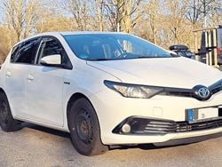 Weiß Gebraucht 2018 Toyota Auris Hybrid Team Limousine | 12.500 € (Guter Preis)