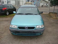 Grün Gebraucht 1996 Opel Astra Limousine | 2.300 € (Etwas zu teuer)