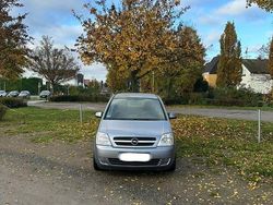 Grau Gebraucht 2004 Opel Meriva Van / Kleinbus | 2.000 € (Fairer Preis)