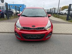 Rot Gebraucht 2014 Kia Rio DREAM-TEAM Edition Kleinwagen | 3.990 € (Guter Preis)