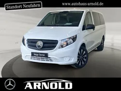 Weiß (arktikweiß) Gebraucht 2023 Mercedes Vito Edition Van / Kleinbus | 51.650 €
