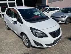 Weiß Gebraucht 2011 Opel Meriva Design Edition Van / Kleinbus | 2.990 € (Etwas zu teuer)
