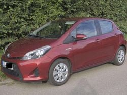 Rot Gebraucht 2013 Toyota Yaris Hybrid Life Limousine | 9.400 € (Fairer Preis)