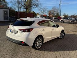 Weiß Gebraucht 2015 Mazda 3 Sports-Line Limousine | 11.200 € (Fairer Preis)