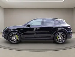 Schwarz schwarz schwarz Gebraucht 2023 Porsche Cayenne SUV | 102.460 € (Teuer)