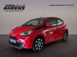 Vulcanorot (metallic) Gebraucht 2021 Toyota Aygo X-play Kleinwagen | 11.490 € (Fairer Preis)