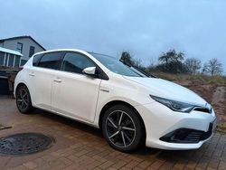 Weiß Gebraucht 2017 Toyota Auris Hybrid Edition-S Limousine | 13.600 € (Fairer Preis)