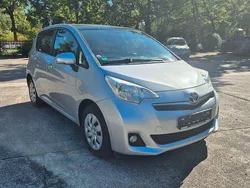 Silber Gebraucht 2012 Toyota Verso-S Cool Van / Kleinbus | 7.950 € (Fairer Preis)