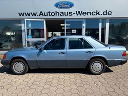 Blau Gebraucht 1991 Mercedes E260 Limousine | 12.970 €