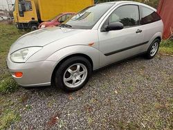 Grau Gebraucht 1999 Ford Focus Futura Limousine | 1.750 € (Etwas zu teuer)