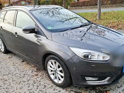 Grau Gebraucht 2015 Ford Focus Titanium Kombi | 8.320 € (Fairer Preis)