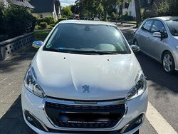 Weiß Gebraucht 2017 Peugeot 208 Kleinwagen | 5.700 € (Guter Preis)
