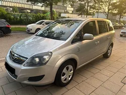 Silber Gebraucht 2010 Opel Zafira Edition Van / Kleinbus | 8.250 € (Teuer)